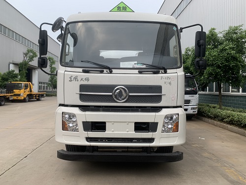 國六東風多利卡12.65方油罐車圖片4