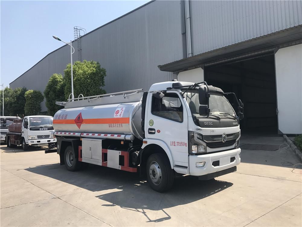 國(guó)六東風(fēng)凱普特8.5方油罐車圖片2